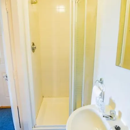 Apartman 3 Bedroom With Wifi & Kitchen *