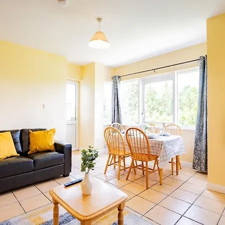 Appartamento 3 Bedroom With Wifi & Kitchen